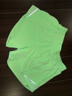 Lululemon Shorts Hotty Hot, Low Rise 4”, sz4